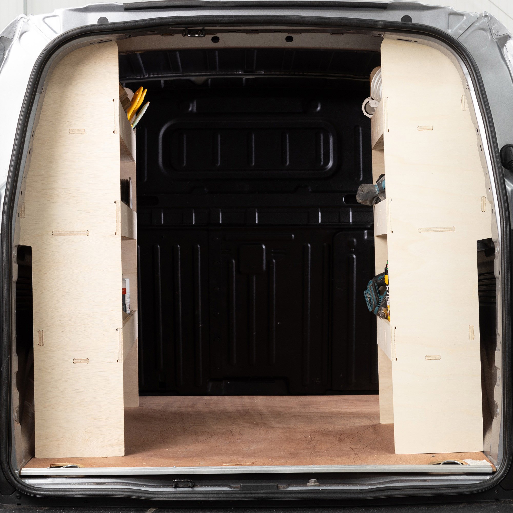 13_H1422.jpg Aménagement utilitaire pour Volkswagen Caddy L1 (Standard) 2021+ Étagères arrière doubles – Image 1