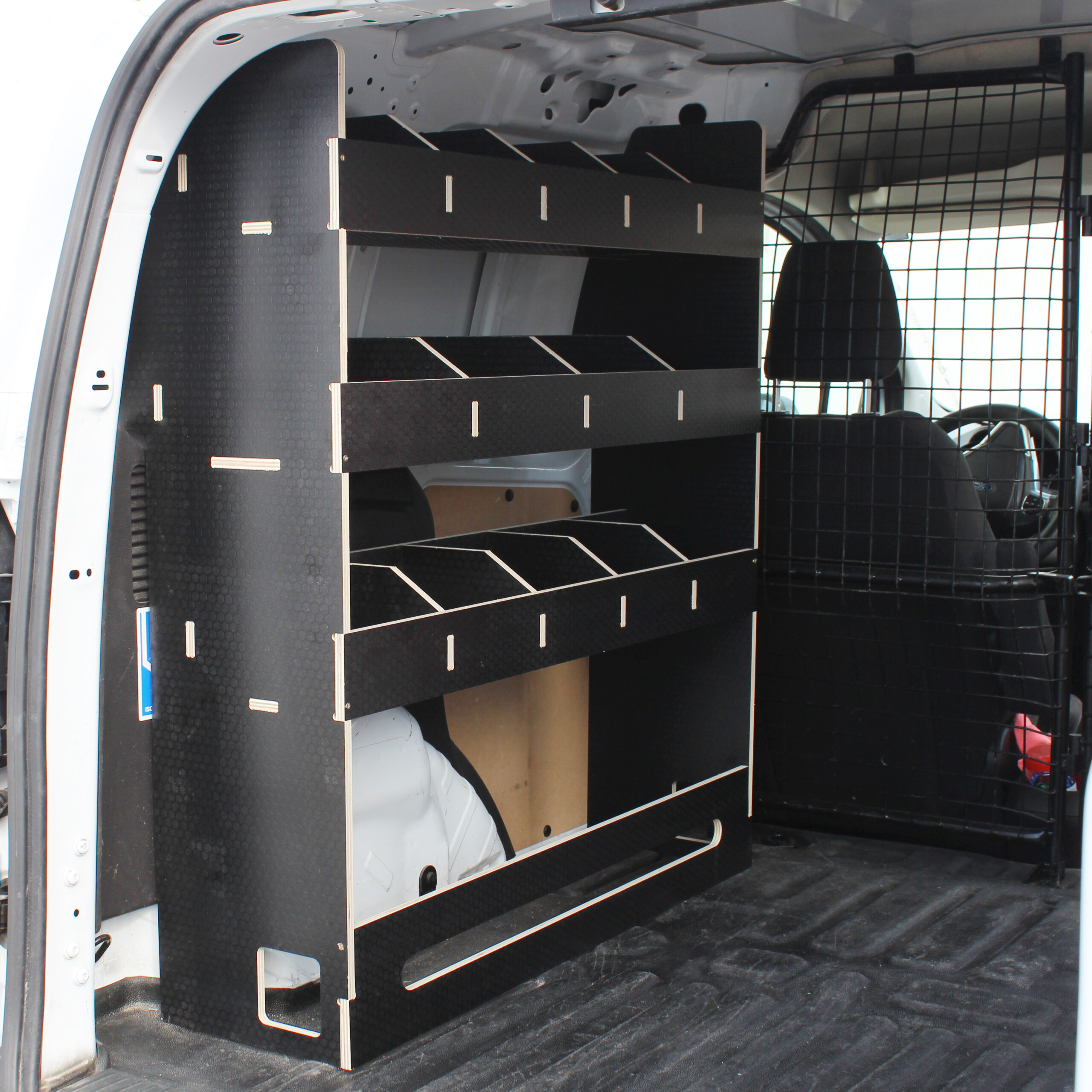 FDCR_IMG_8103 Ford Transit Courier L1 2014-23 – Étagère utilitaire à compartiments côté conducteur, panneau phénolique – Image 1