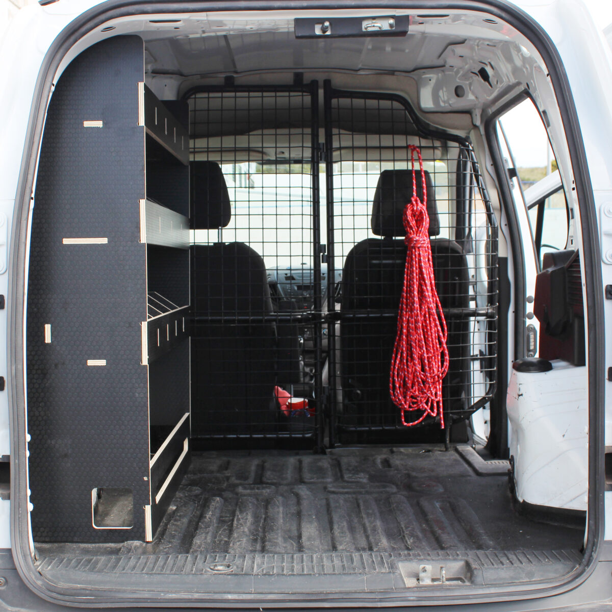 Ford Transit Courier L1 2014-23 – Étagère utilitaire à compartiments côté conducteur, panneau phénolique – Image 3