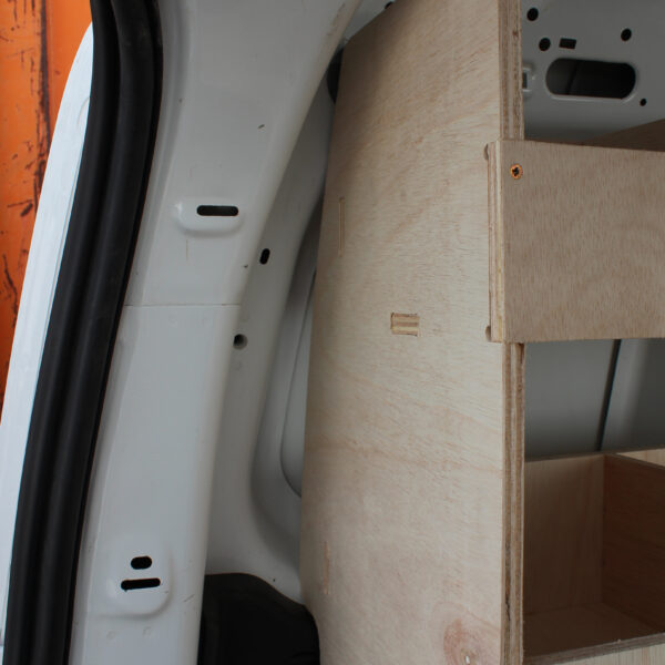 Ford Transit Courier L1 2014-23 – Étagère utilitaire à compartiments côté conducteur – Image 6